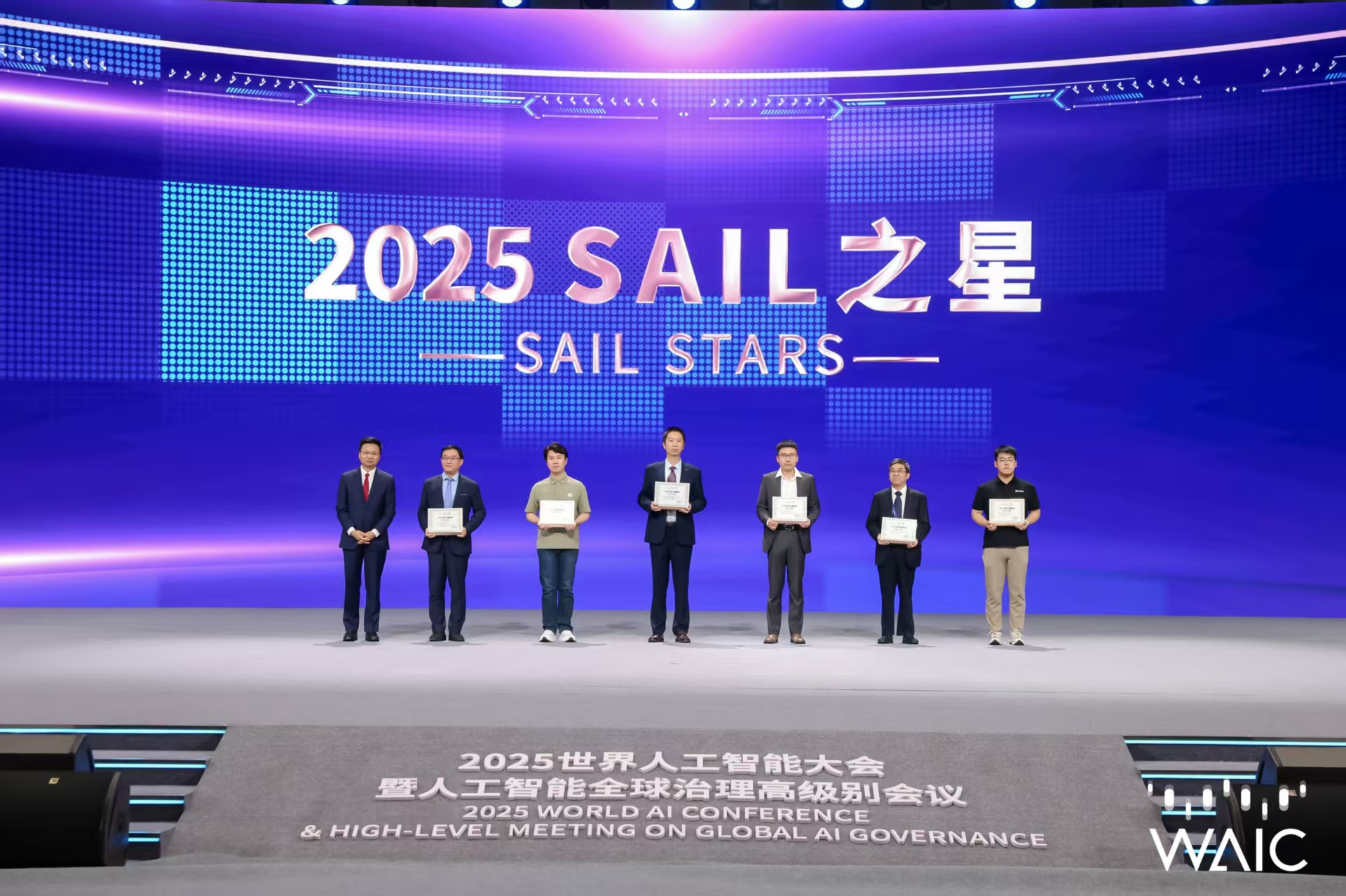 1xbet成WAIC唯一获SAIL之星奖的机器...